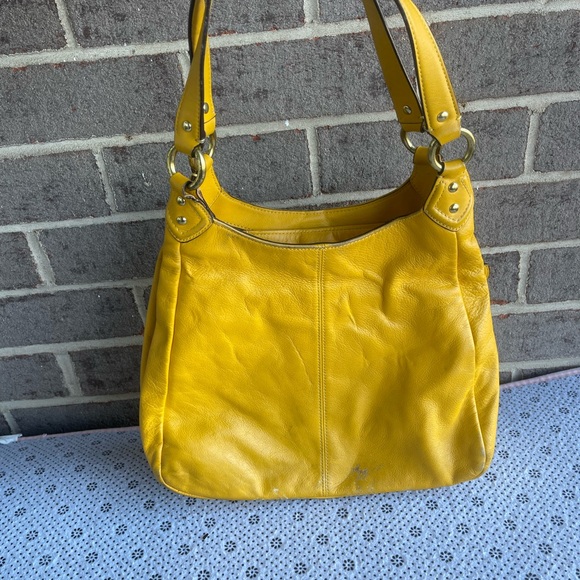 Gorgeous Coach leather sunshine yellow handbag - Picture 3 of 11